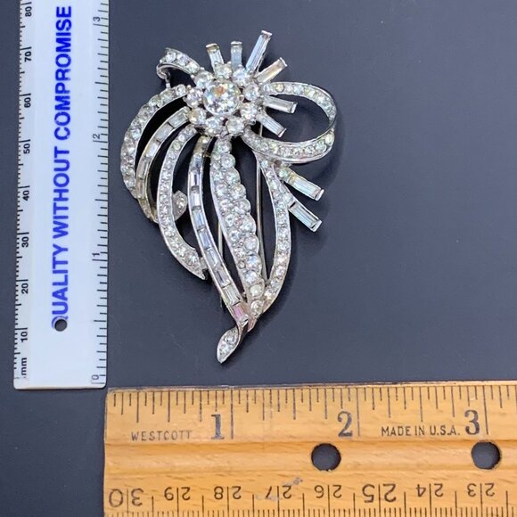 Vintage Rhinestone Fur Clip Brooch Gorgeous Baguette & Round Stones J289 - Picture 3 of 8